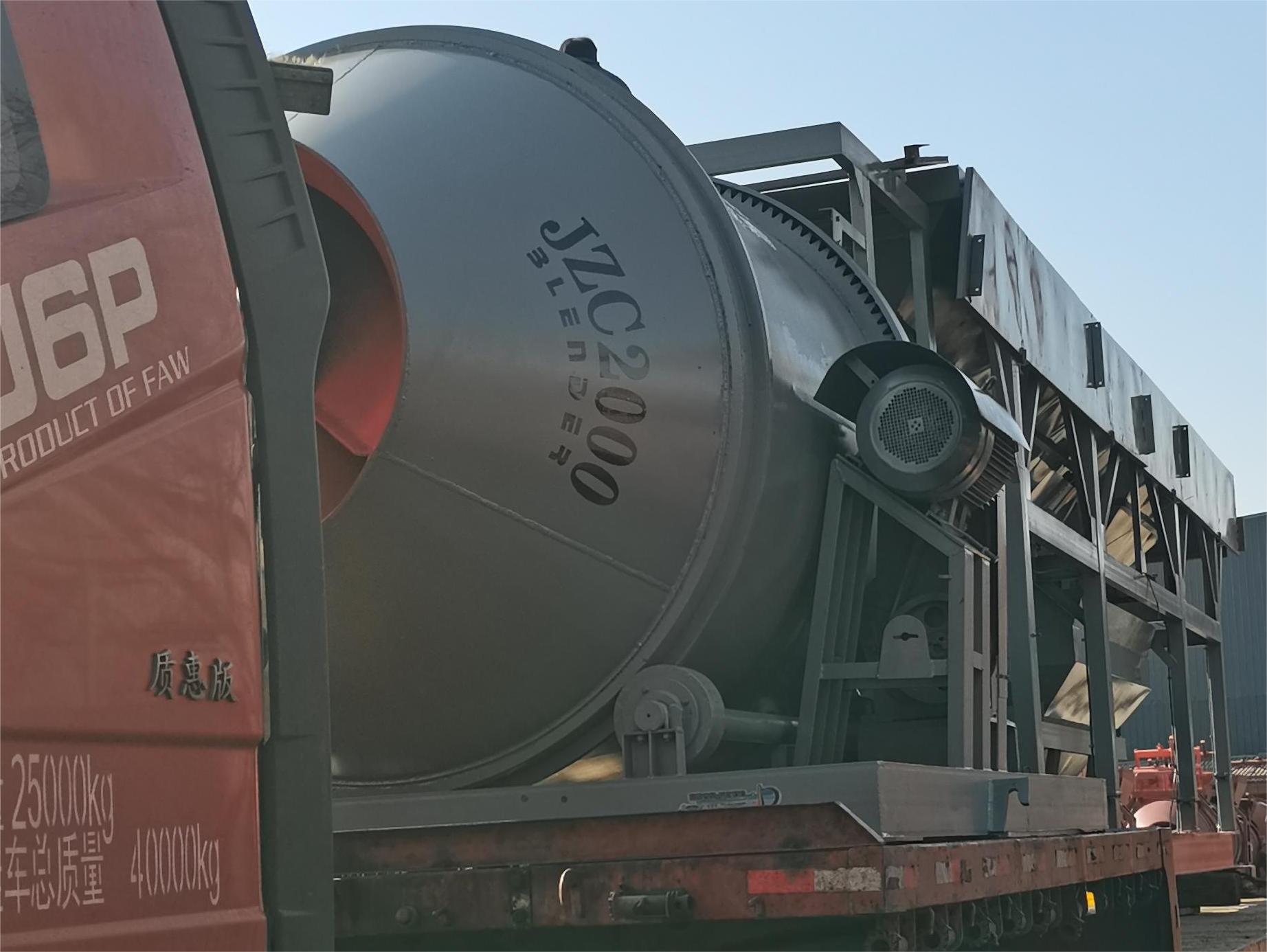 JZC2000型移動(dòng)攪拌站裝車現(xiàn)場(chǎng)